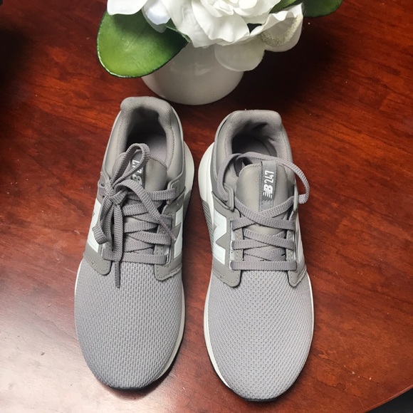 New balance sneakers never worn comes with box - Picture 4 of 7